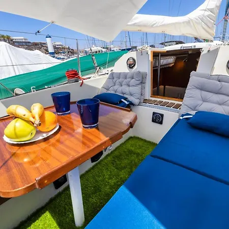 Seaside Chill-out On A Sail Yacht 卡列罗港