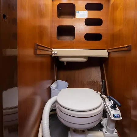 Seaside Chill-out On A Sail Yacht 船屋 卡列罗港