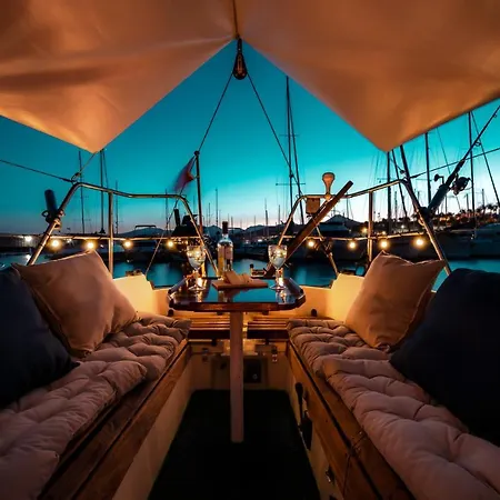 Seaside Chill-out On A Sail Yacht 보트호텔